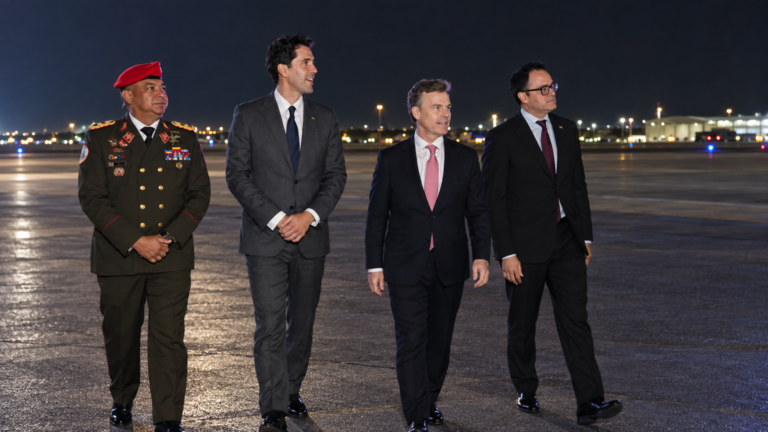 Miniatura: Henry Navas Rumbos, junto a Delcy en EE. UU.: el vínculo familiar que rodea campañas contra periodistas