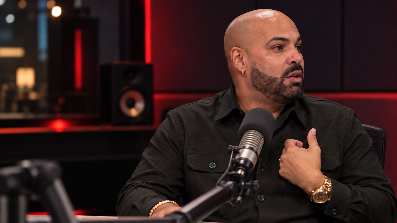 Omar Enrique elude explicar su postura política y devuelve la entrevista al merengue