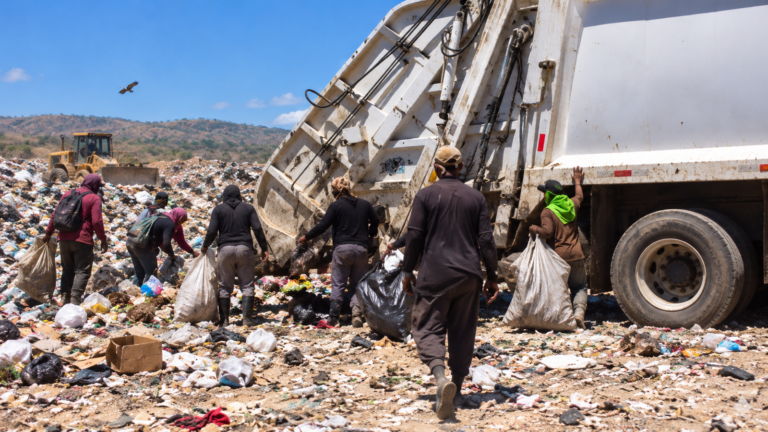 Miniatura limpia: En Tiguadare, niños y madres esperan la basura para encontrar comida